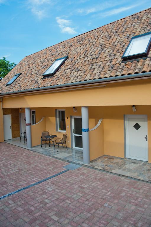 Alt Baden Apartement Dunaszekcso Exterior photo